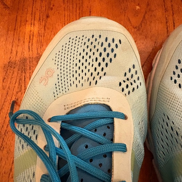 On Running Cloud Women’s Size 9 Blue & White Running Shoes – Swiss Engineering - Picture 3 of 9